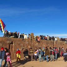 People on the wall of the KALASASAYA, the holy fortress in the center of historic Tiwanaku